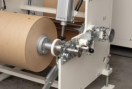 Papiereinzug von der Rolle an der Verpackungsmaschine UMPP-14 von ULF-tec